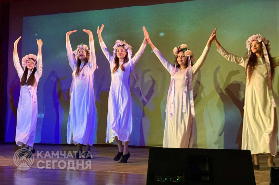 Каюров «Берингии-2026» встретили на берегу реки Палана песнями и горячим чаем. Фото: Юлия Воронова. Фотография 4