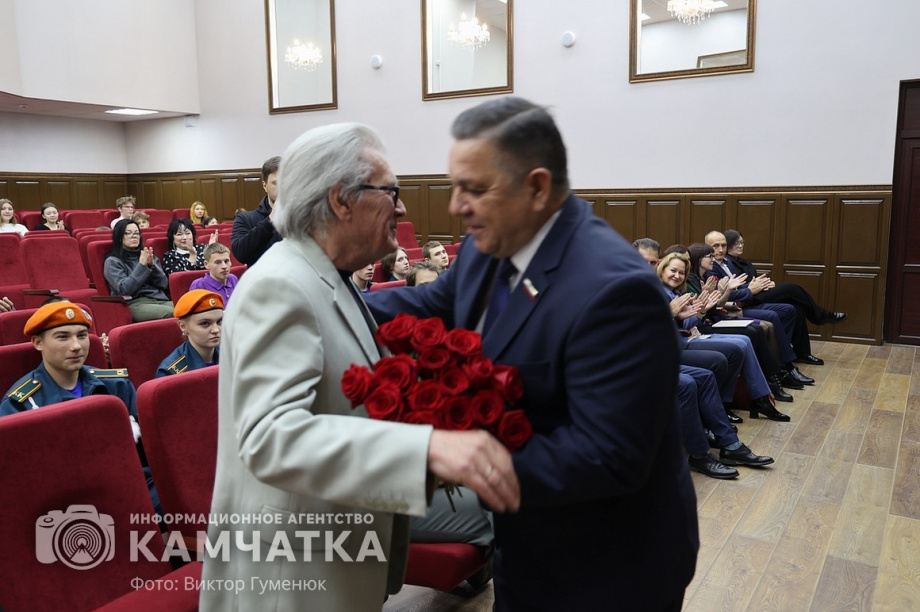 «Парту Героя» открыли сегодня в школе Петропавловска. фото: Виктор Гуменюк. Фотография 5