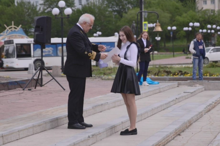 Дипломы вручили студентам и курсантам КамчатГТУ в центре Петропавловска. Фото: t.me/minrybhozKK, свту.рф. Фотография 7