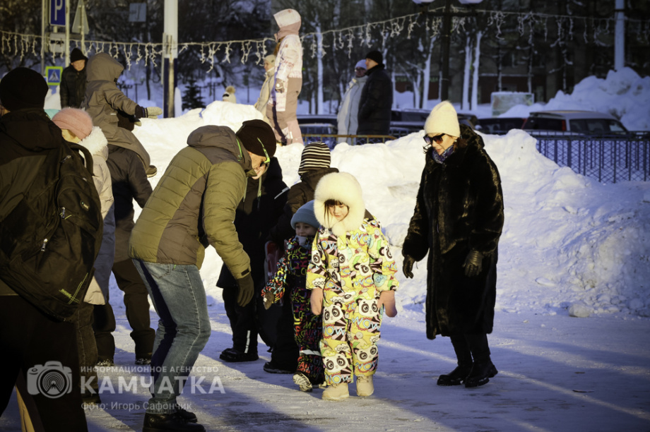 В Петропавловске-Камчатском продолжаются новогодние развлечения (фоторепортаж). Фото: «Камчатка Сегодня» \ Игорь Сафончик. Фотография 42