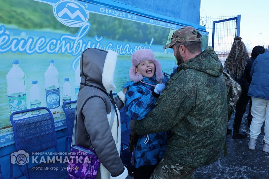 Это радость со слезами на глазах — самолёт с мобилизованными бойцами СВО прилетел на Камчатку. Фото: Виктор Гуменюк . Фотография 52