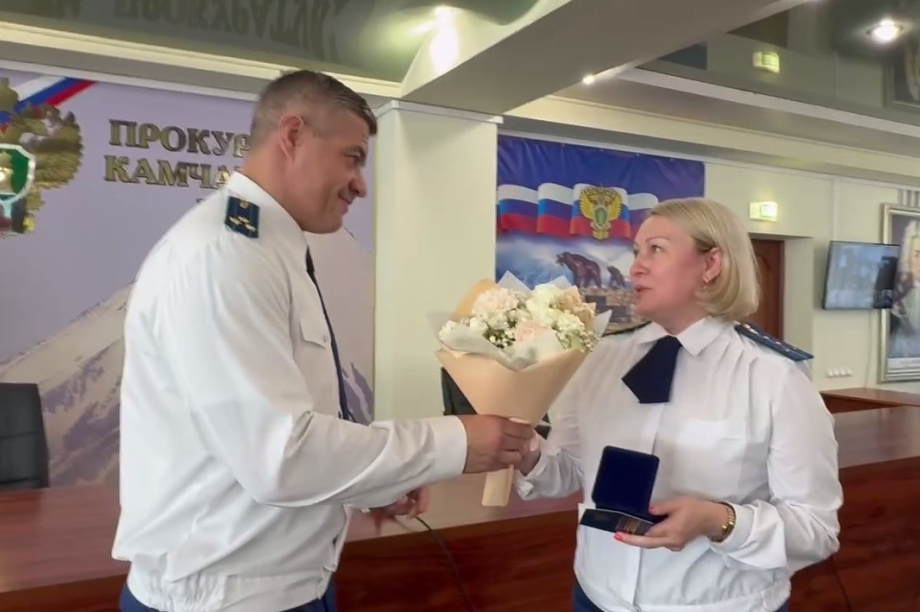 Сотрудница прокуратуры на Камчатке пресекла жесткое нападение. Фото: скрин с видео Прокуратуры Камчатского края
