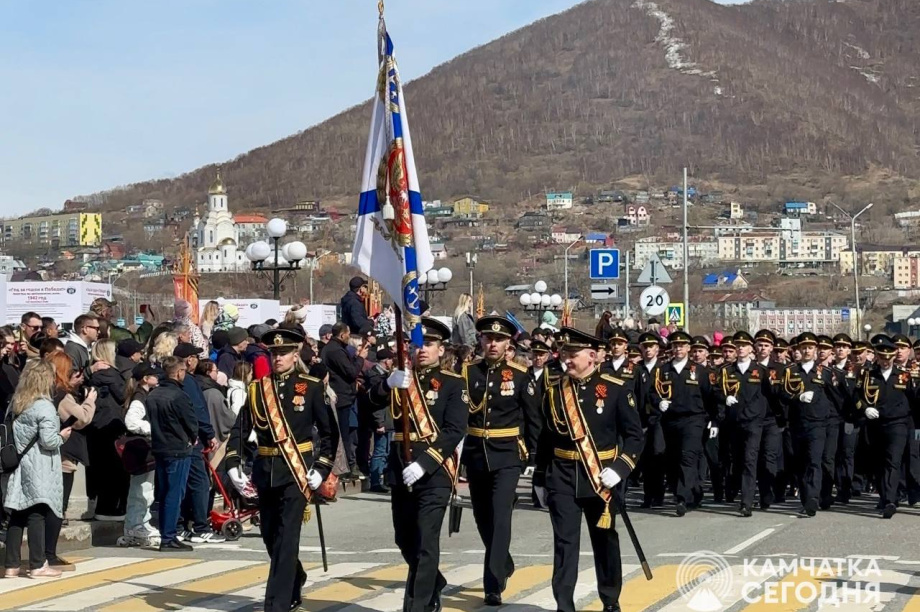Отметить День Победы в центр Петропавловска-Камчатского пришли тысячи горожан. . Фотография 11