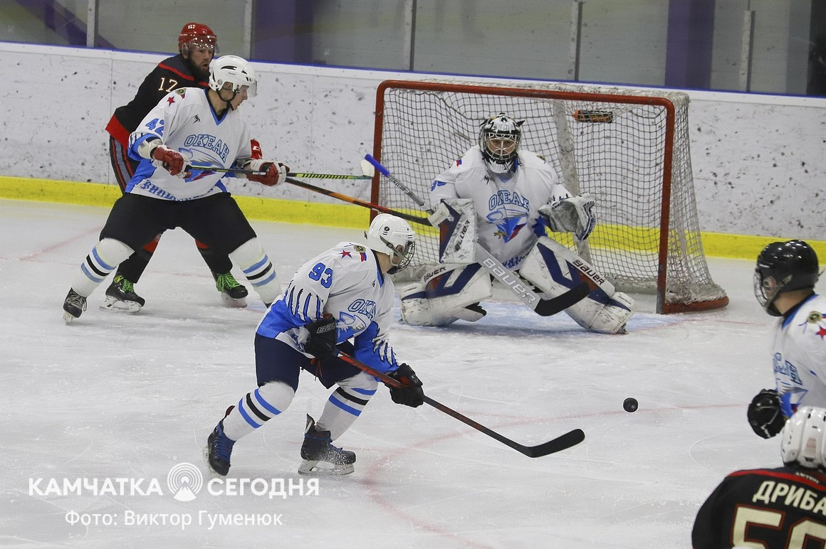 Чемпионат по хоккею среди взрослых команд стартовал на Камчатке. Фото: Виктор Гуменюк\ИА "Камчатка". Фотография 6