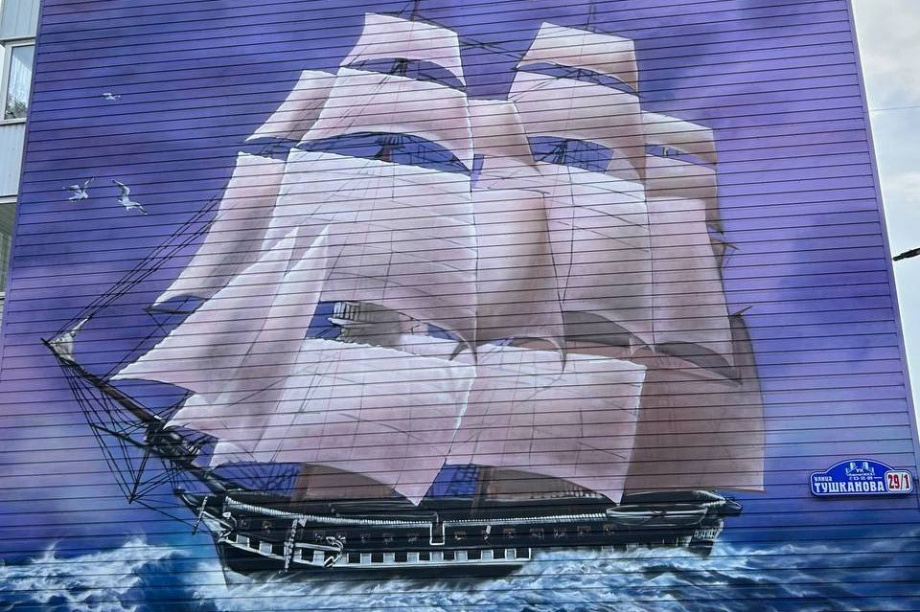 Фрегат «Аврора» украсил торец одного из домов в Петропавловске. Фото: t.me/pkgo_official_telegram, pkgo.ru. Фотография 1