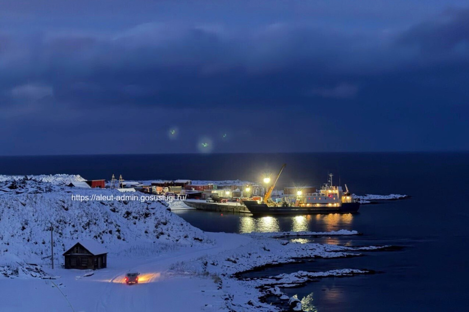 Судно «Василий Завойко» обеспечило камчатское село жизненно важными грузами. Фото: администрация Алеутского муниципального округа. Фотография 1