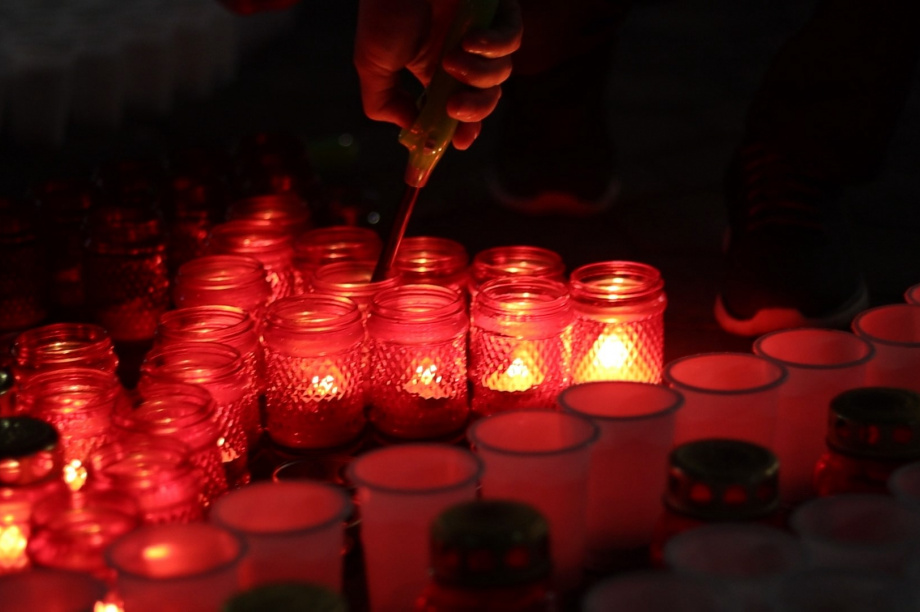 На Камчатке из семи с половиной тысяч свечей выложили «Огненную картину войны». Фото: kamgov.ru. Фотография 2