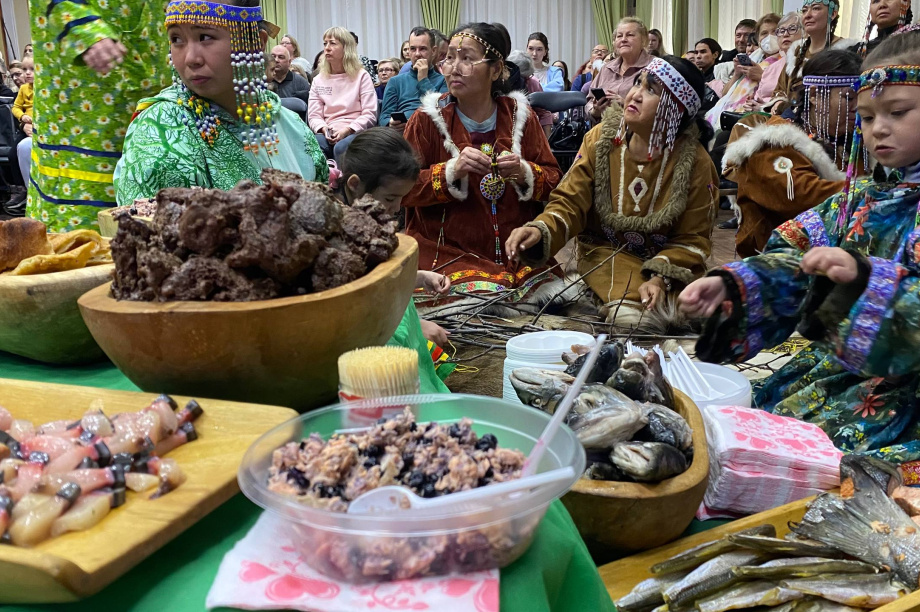 Гостей корякского праздника “Хололо” на Камчатке угостили национальными деликатесами. Фото: тг-канал "Камчатский Север". Фотография 6