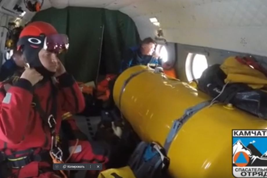 Моряка с сердечным приступом спасли на Камчатке. Скрин видео от С. Лебедева. Фотография 3