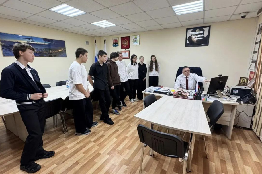 Учащиеся школы № 5 столицы Камчатки побывали на экскурсии в Городской Думе. Фото: Городская Дума. Фотография 1