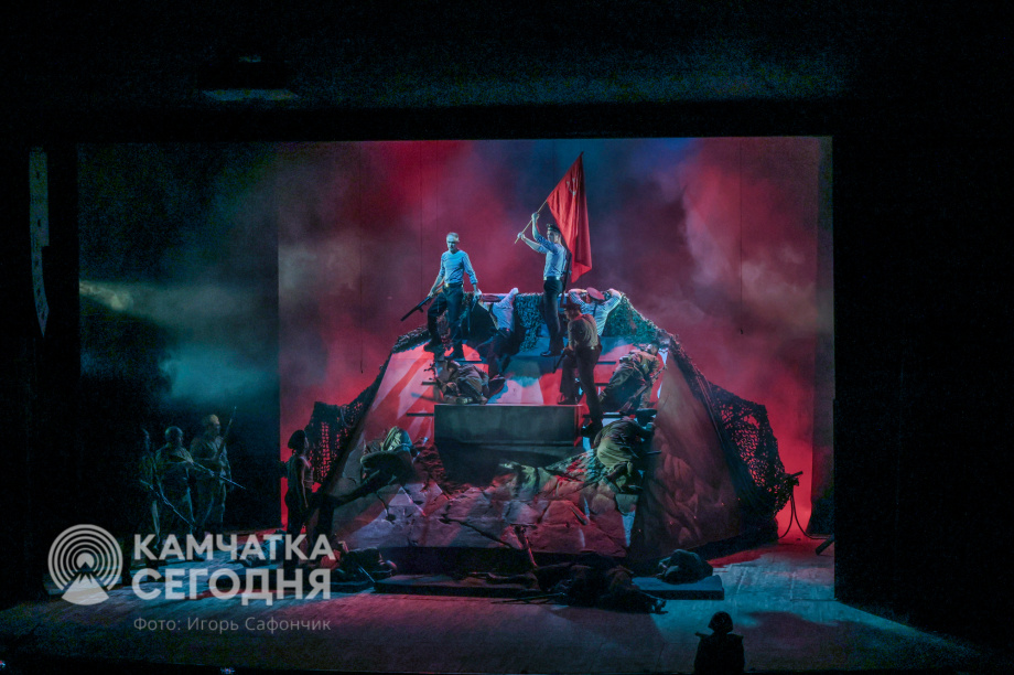 Спектакль «Баллада о Курильском десанте» стал финальный аккордом в череде памятных мероприятий к 80-летию Победы (фоторепортаж). . Фотография 26