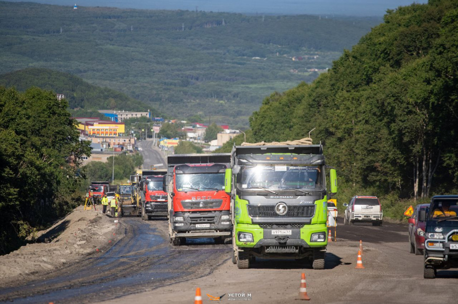 Дорога на Высотной в Петропавловске-Камчатском уходит под новый асфальт. Фоторепортаж. Компания «Устой-М». Фотография 6