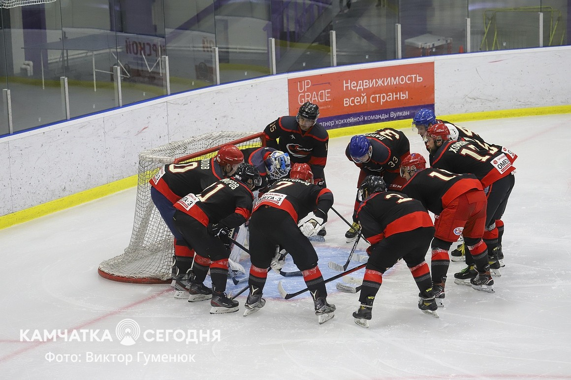 Чемпионат по хоккею среди взрослых команд стартовал на Камчатке. Фото: Виктор Гуменюк\ИА "Камчатка". Фотография 2