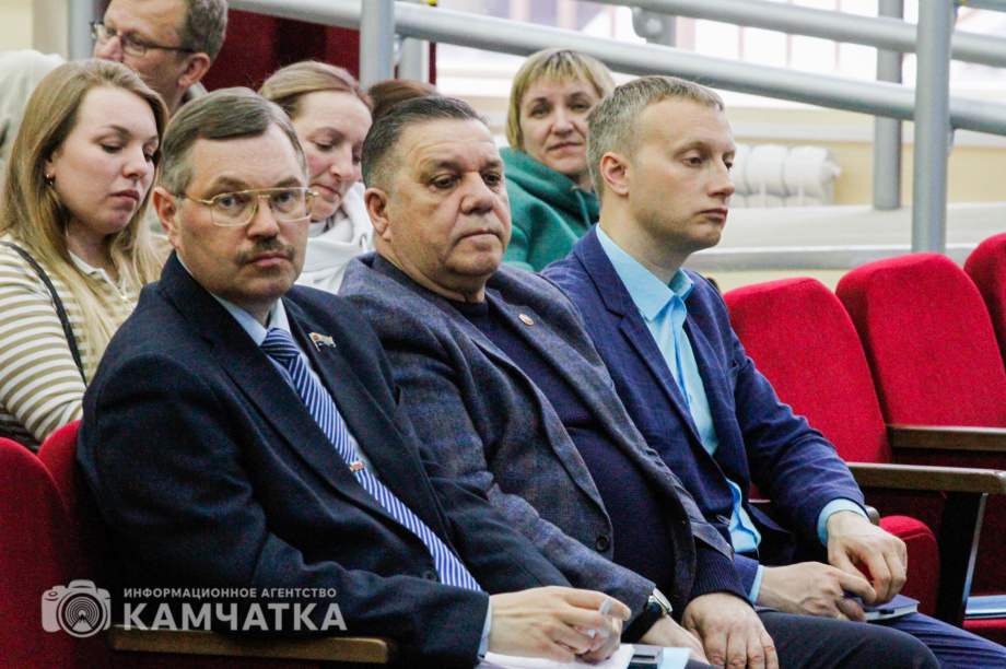 Встреча губернатора с горожанами - обратная связь и конструктивный диалог. Фото ИА «Камчатка»\ Игорь Сафончик. Фотография 6