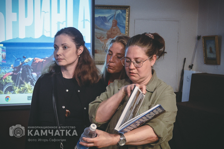 Российский мотопутешественник представил на Камчатке премьеру своего фильма о Командорах. Фото: «Камчатка Сегодня» \ Игорь Сафончик+. Фотография 39