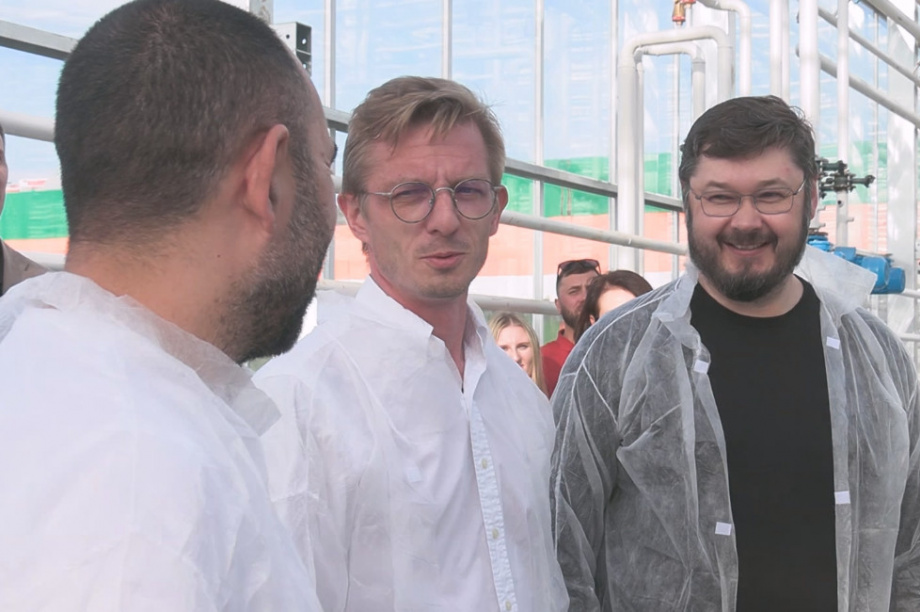 «Первый урожай уже в этом году» — Евгений Чекин на тестовом посеве в тепличном комплексе «Камчатский». Фото: kamgov.ru. Фотография 6