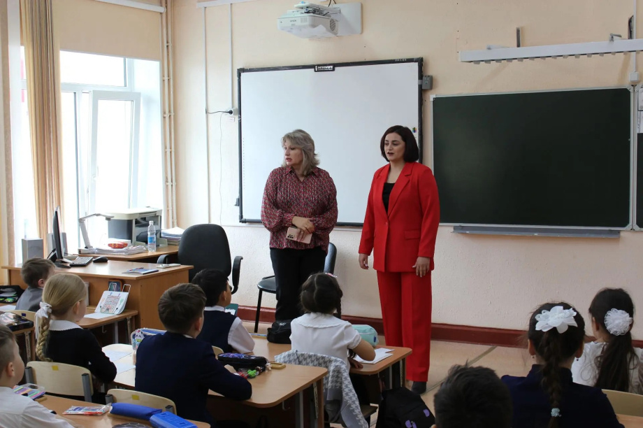 Второклассники Камчатки нарисовали открытки с напутствиями для выпускников. . Фотография 5