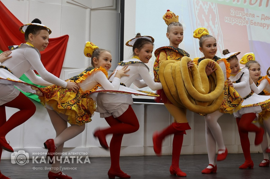 Праздничная программа «Единством сильны!» (фоторепортаж из библиотеки им. С.П. Крашенинникова). Фото: ИА «Камчатка» \ Виктор Гуменюк. Фотография 23