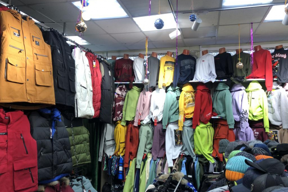 Контрафактную одежду нашли полицейские на рынке в Петропавловске. Фото: УМВД. Фотография 2