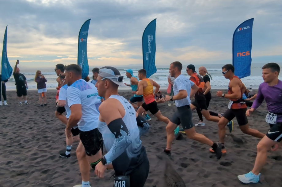 Халактырский пляж снова объединил бегунов на Тихоокеанском забеге. Фото: тг. Инвест. Камчатка. Фотография 5