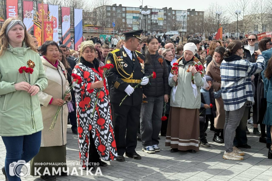 Камчатка почтила память героев Великой Отечественной возложением цветов. Фото: ИА "Камчатка". Фотография 31