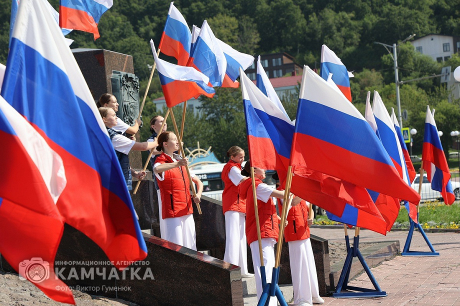 Триколор на главной площади Петропавловска-Камчатского - главный герой и триумфатор  . Фото: ИА «Камчатка» \ Виктор Гуменюк. Фотография 11