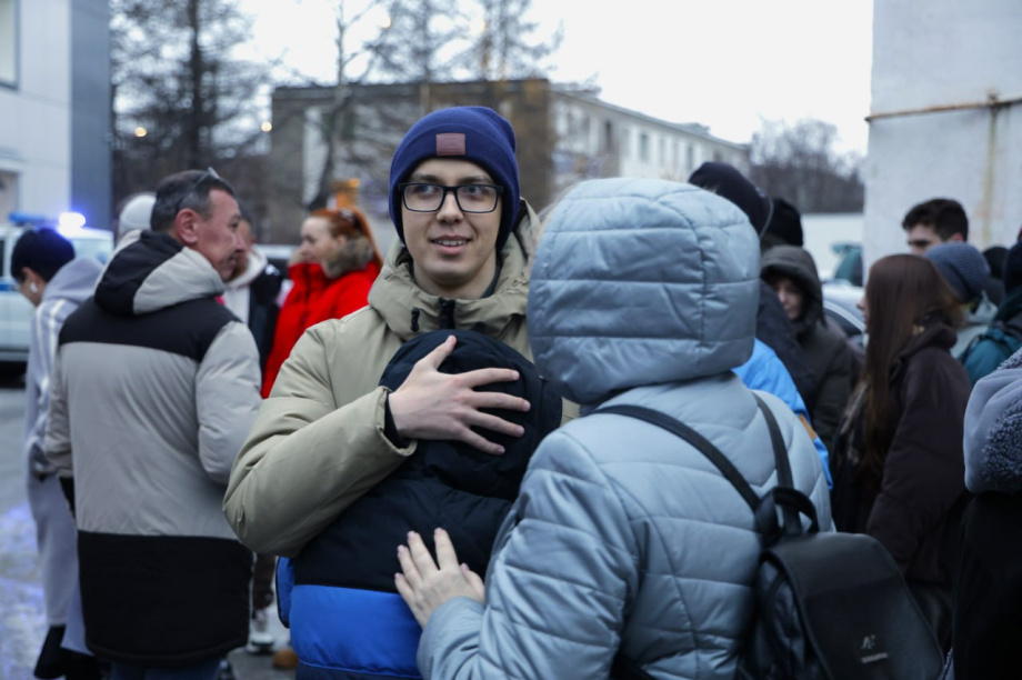 В Елизове на Камчатке торжественно проводили призывников в армию. Фото: Администрация ЕМР. Фотография 1