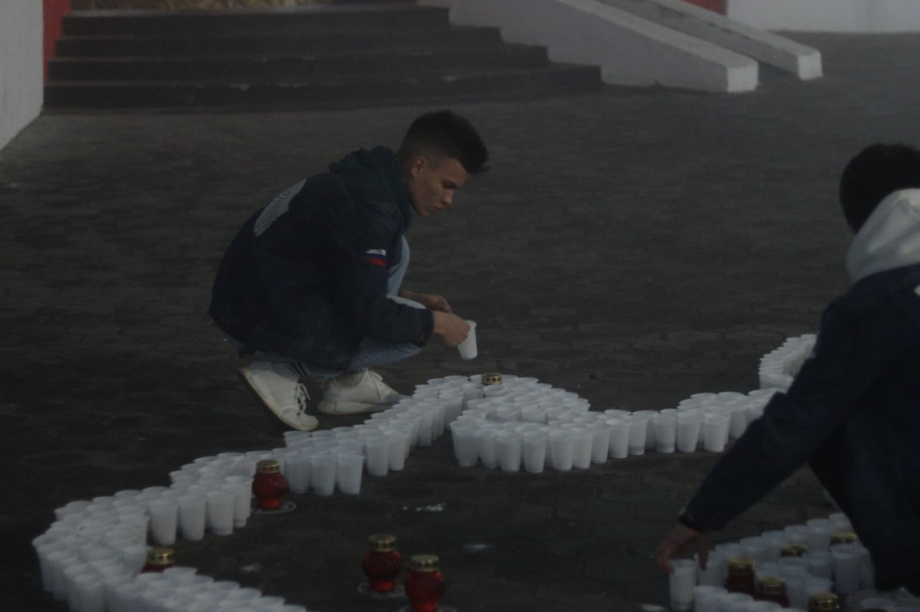 На Камчатке из семи с половиной тысяч свечей выложили «Огненную картину войны». Фото: kamgov.ru. Фотография 10