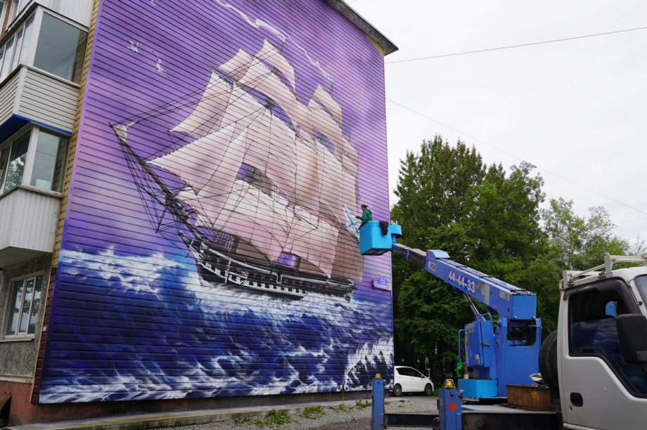 Фрегат «Аврора» украсил торец одного из домов в Петропавловске. Фото: t.me/pkgo_official_telegram, pkgo.ru. Фотография 7