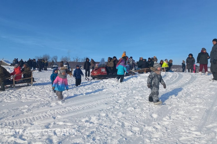 Жители села Седанка проводили своих земляков, вызвавшихся добровольцами на СВО. Фоторепортаж. фото: Светлана Захарова. Фотография 15