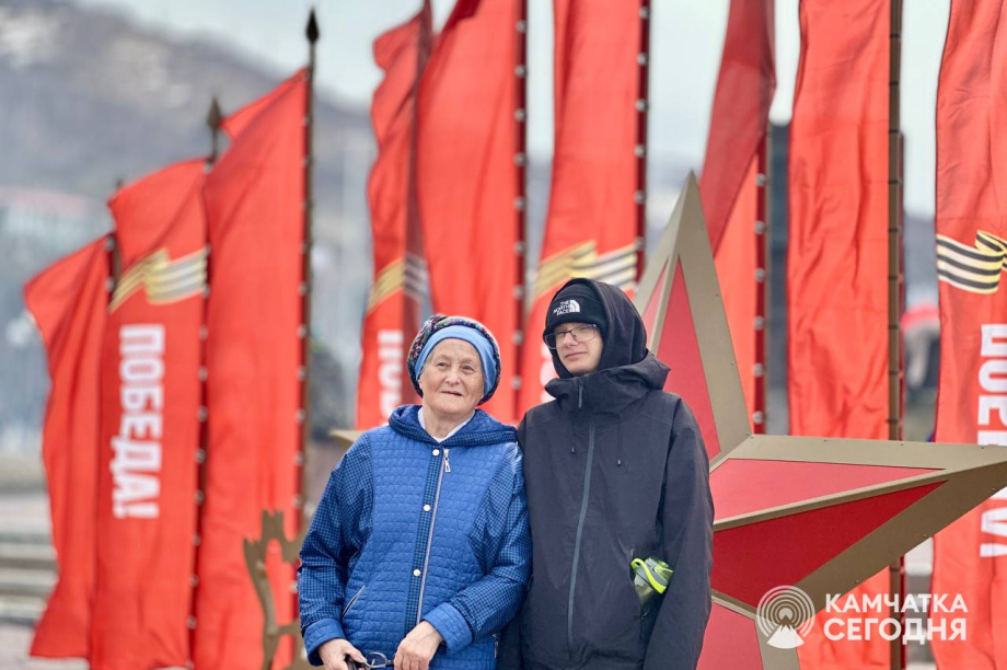 Отметить День Победы в центр Петропавловска-Камчатского пришли тысячи горожан. . Фотография 26