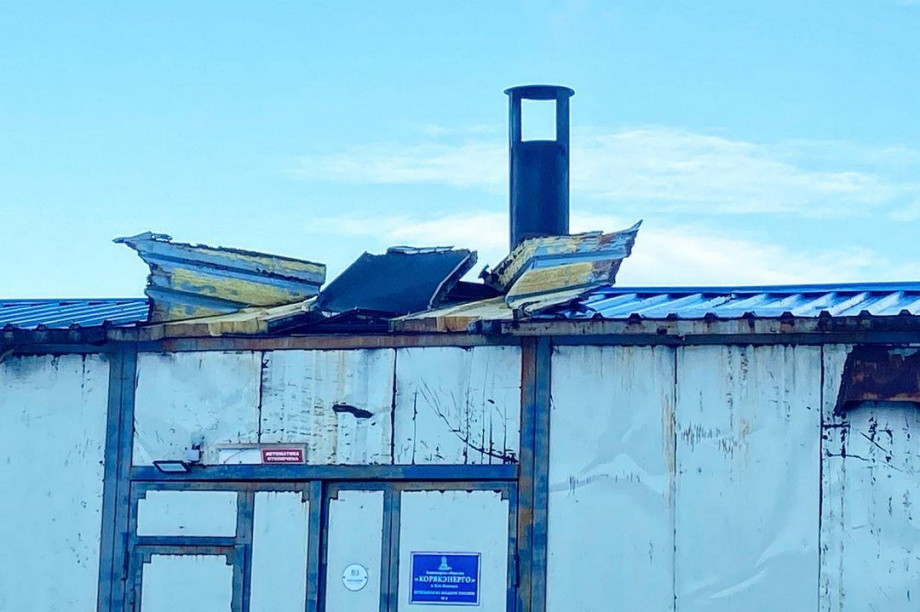 Опоры ЛЭП упали в Усть-Камчатске из-за циклона. Фото: информационный медиацентр . Фотография 5