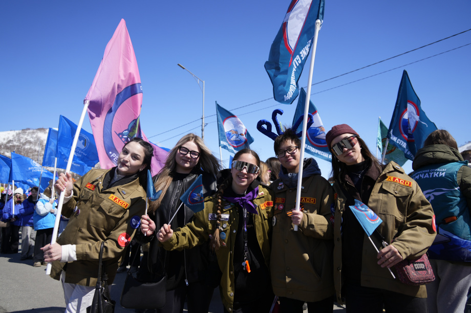 Тысячи камчатцев вышли на первомайское шествие на площади Ленина (фоторепортаж). . Фотография 8