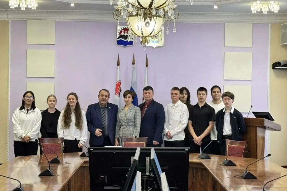 Учащиеся школы № 5 столицы Камчатки побывали на экскурсии в Городской Думе. Фото: Городская Дума. Фотография 2