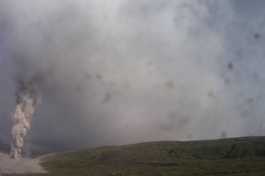 Камчатскому вулкану Безымянному присвоен «красный» код авиационной опасности. Фото: t.me/mchskam41, t.me/kbgsras. Фотография 3