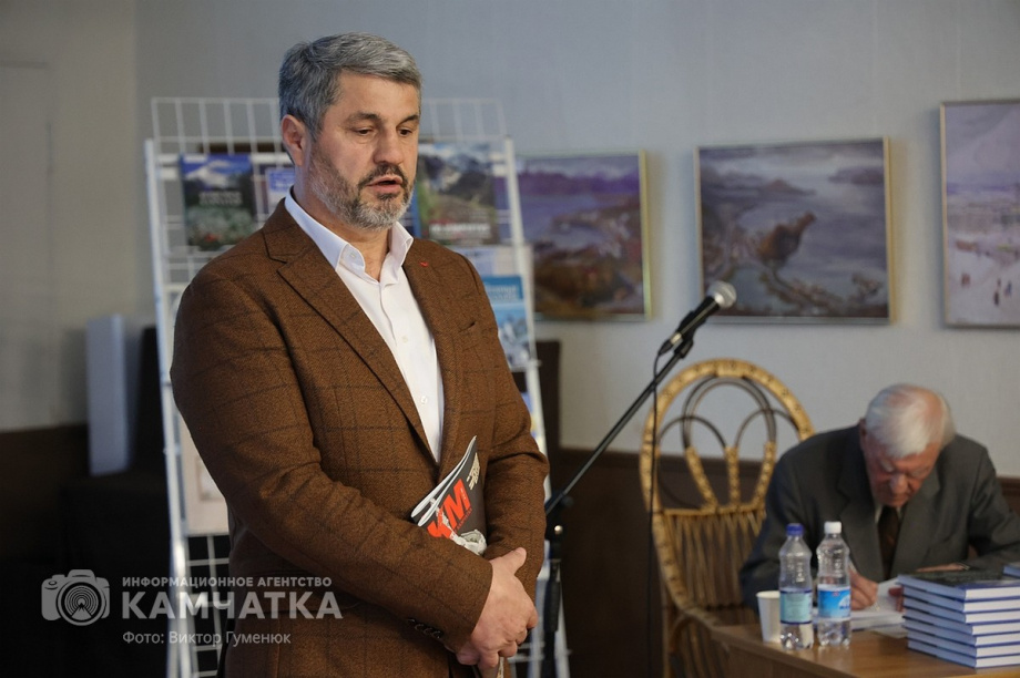 Камчатский журналист и писатель Михаил Жилин представил новую книгу. Фото: ИА «Камчатка» \ Виктор Гуменюк. Фотография 71