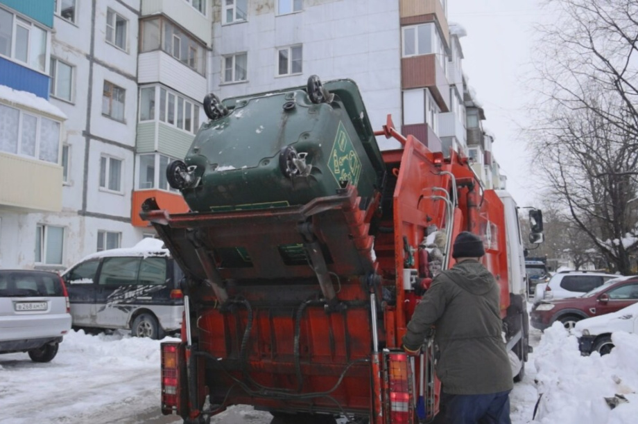 Дополнительная техника приступила к уборке контейнерных площадок в Петропавловске-Камчатском. 