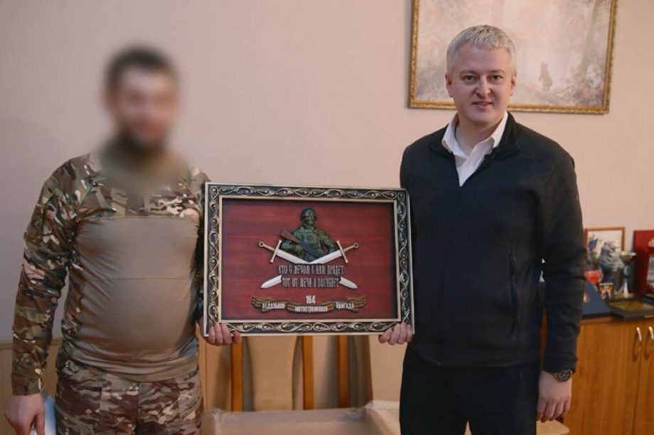 Владимир Солодов во время командировки в ДНР встретился с командиром роты снайперов. . Фотография 1