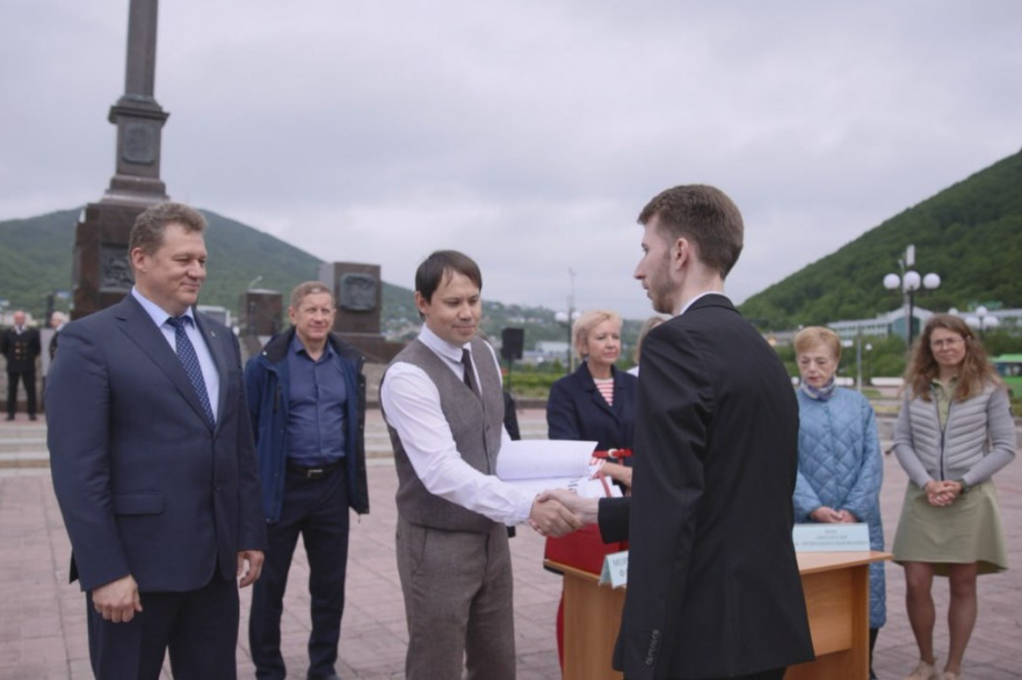 Дипломы вручили студентам и курсантам КамчатГТУ в центре Петропавловска. Фото: t.me/minrybhozKK, свту.рф. Фотография 5