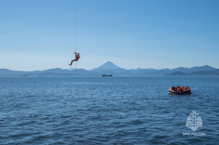 Учения МЧС: На Камчатке потерпело крушение рыболовецкое судно. Фото: 41.mchs.gov.ru. Фотография 12