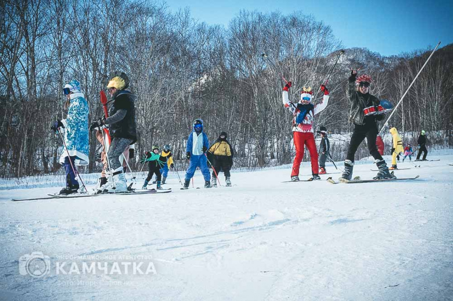 Горнолыжники устроили карнавальный заезд на «Морозке» в Елизово. Фото: ИА «Камчатка». Фотография 5