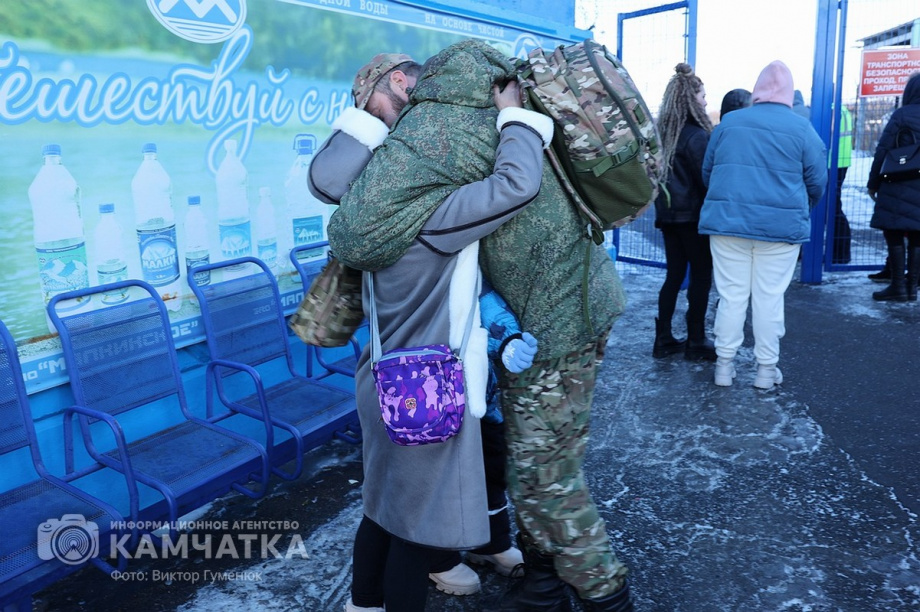Это радость со слезами на глазах — самолёт с мобилизованными бойцами СВО прилетел на Камчатку. Фото: Виктор Гуменюк . Фотография 53