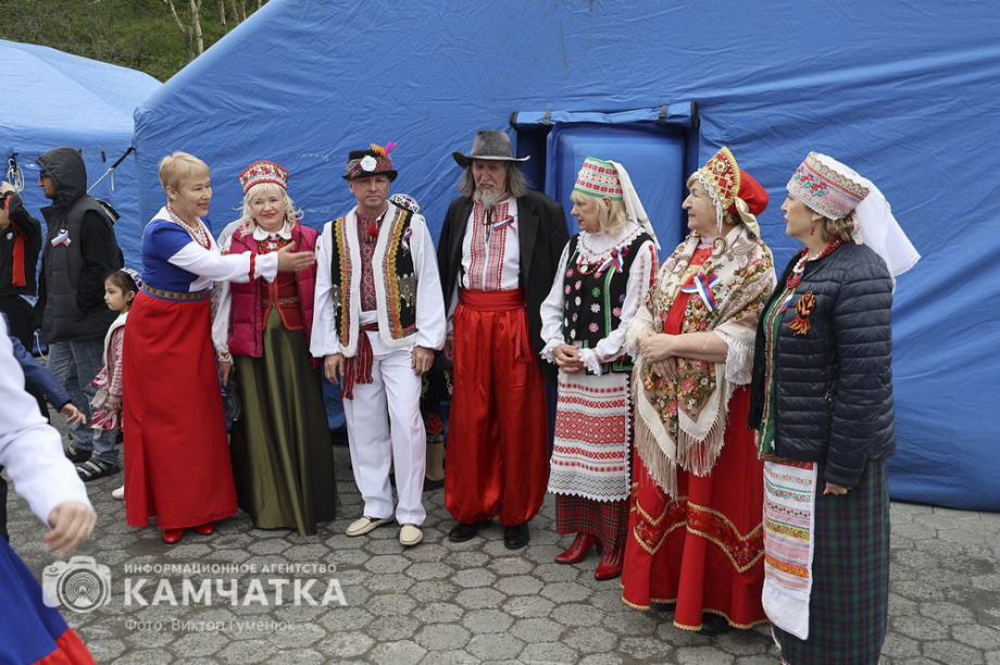 День России отметили на Камчатке многонационально, с митингом, концертом и детскими забавами. . Фотография 14