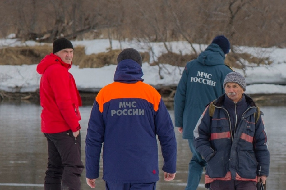 МЧС: на Камчатке рыбаки в поисках удачного улова выходят на тонкий весенний лёд. Фото: пресс-служба краевого управления МЧС. Фотография 1