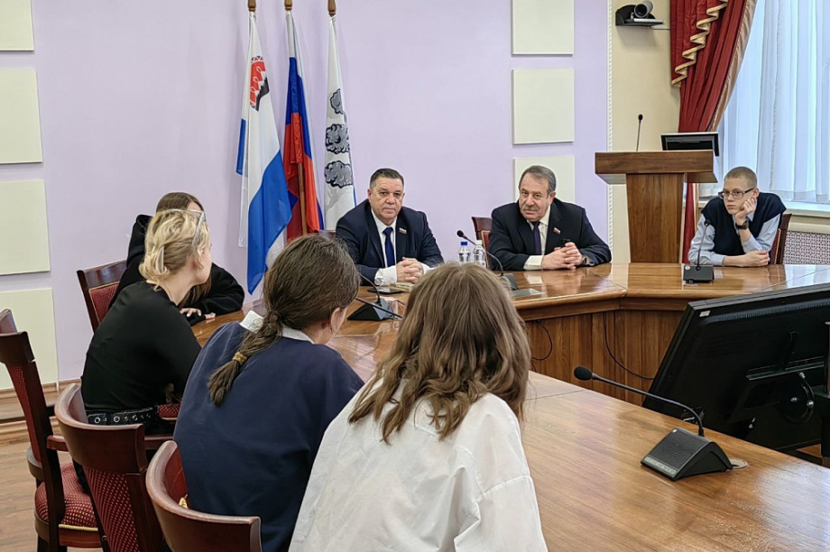 Школьники из Петропавловска-Камчатского сходили в гости к городским  депутатам. Фото: дума ПКГО. Фотография 5