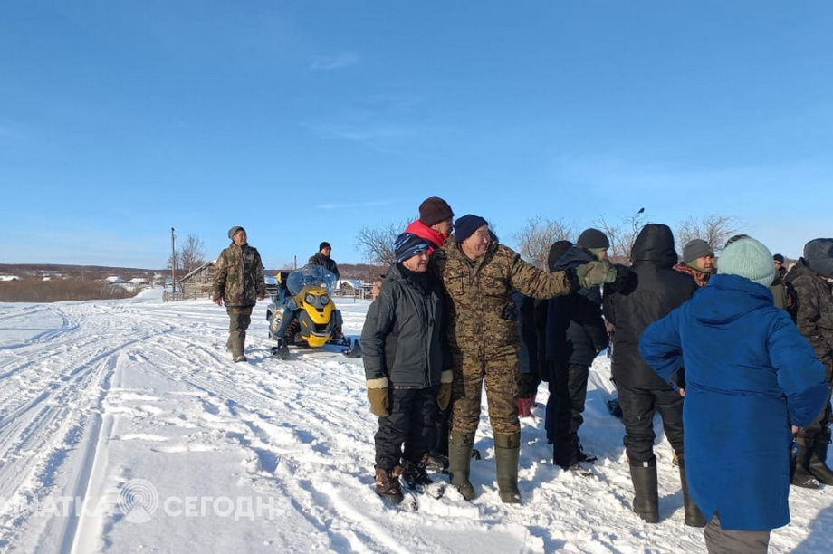 Жители села Седанка проводили своих земляков, вызвавшихся добровольцами на СВО. Фоторепортаж. фото: Светлана Захарова. Фотография 18