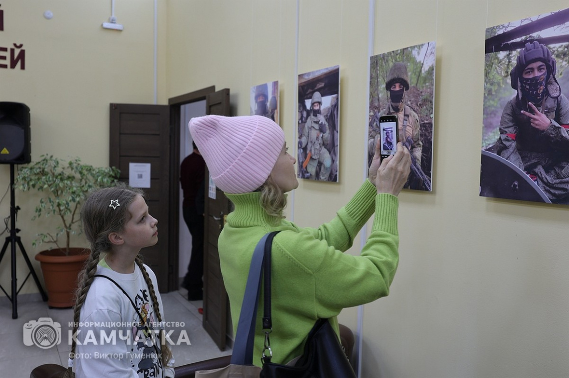 Художественный музей на Камчатке открыл фотовыставку авторских работ бойцов СВО  . Фото: ИА «Камчатка»  . Фотография 3