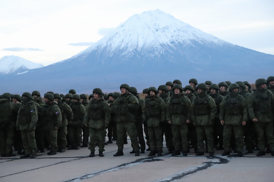 Мобилизованных жителей Камчатки торжественно проводили к месту несения службы. Фото: Виктор Гуменюк. Фотография 6