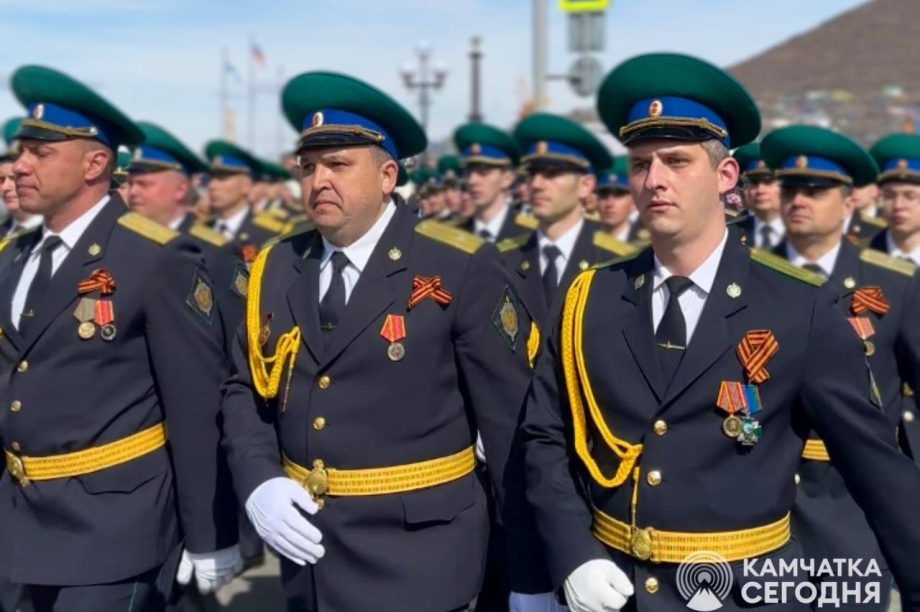 Отметить День Победы в центр Петропавловска-Камчатского пришли тысячи горожан. . Фотография 18