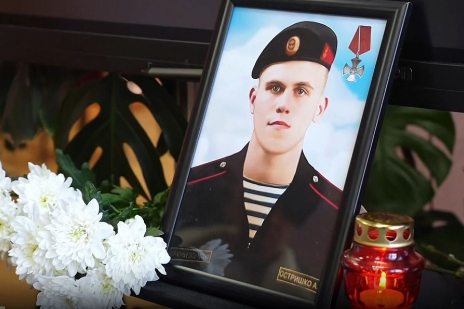 В школе №41 на Камчатке  появилась «Парта Героя» в честь Анатолия Остришко. Фото: Дума ПКГО. Фотография 2